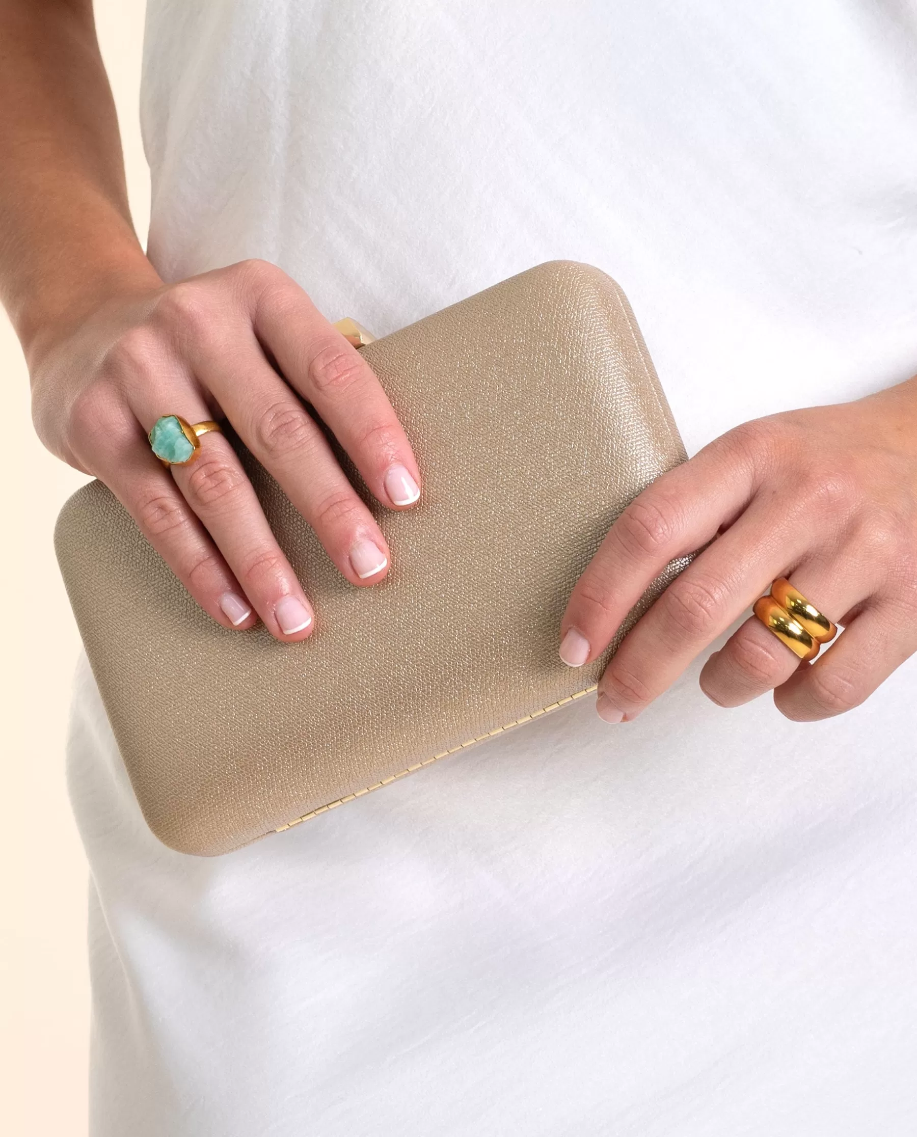 THE-ARE CLUTCH CHARMING · DORADO* Bolsos De Mano